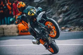 SMT系列强势回归，KTM 890 SMT海外上市，售价12,499英镑图片