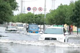 山东一场大暴雨，揭开车牌号“遮羞布”：人为拆不掉，遇水找不到图片