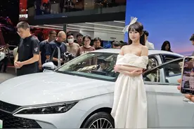 车展只看车？自从有了肤白貌美大长腿，车也不香了图片