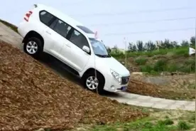 自动挡下坡时还在踩刹车？只有新手才这样，老司机：来教你一招图片