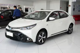 丰田低价绿牌混动，油耗1.3L三厢家用好车，实惠好养，雷凌双擎E+图片