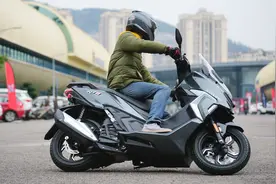 谁是2023年的踏板王？豪爵UHR150对比赛科龙RT1图片