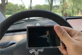 特斯拉Model 3种草功能：手机钥匙、卡片钥匙，操作方便，实用性高图片