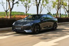 试驾深蓝SL03：最后短板被补齐！综合续航1200km，开过都满意！图片
