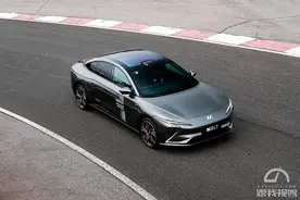 40万级新能源汽车天花板？ 智己L7 Pro正式发布，售40.88万元图片