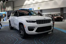 全新大切诺基国内曝光，配5.7L V8发动机，车内三块大屏幕图片