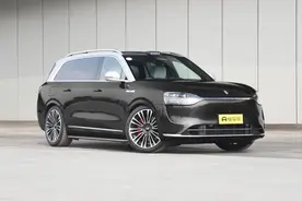 双拼色车身+3米1轴距，问界M9续航1362km，6座布局，4.3秒破百图片