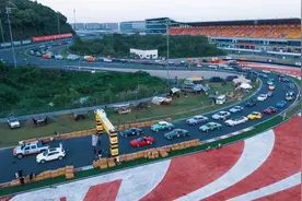 在国内的赛道上看60辆经典车巡游是什么体验？图片
