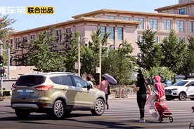 礼让斑马线在行动，遇行人通过人行横道未停车让行将被罚款记分视频封面