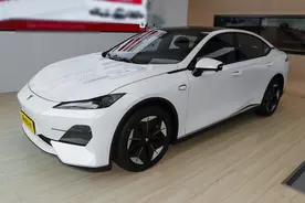 新车 | 续航515公里/一口价11.99万元，深蓝SL03纯电经典版实车到店图片