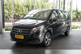 新车 | 售33.68万元起，配中控屏/无钥匙启动等，新款奔驰威霆上市图片