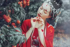 小说：她脸色青黑，眼底挂着两个大大的黑眼圈，憔悴又没有生气图片