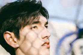 街头捡了个混血美男，竟是个住总统套房的神秘富豪图片