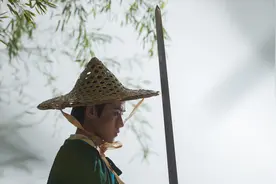 小说：女主偶遇驯兽师驯兽，手段太过残暴，心生不忍出手救下小兽图片