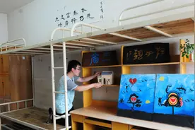 学校女寝里惊现男同学，原来是学校闹的乌龙，把男同学分到女寝图片