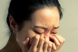 她到牙科诊所矫正牙齿，当男牙医摘下口罩的那一刻，她却哭了出来图片