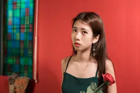 小说：她无助的泪眸望向清冷淡漠的总裁，殷红的唇瓣咬得泛白图片