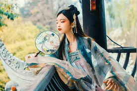 小说：在一个荒原，泽长天捕到了一匹神骏异常的小红野马图片