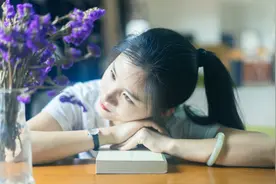 小说：冠军帅哥送校花回寝室，整栋楼的女生尖叫，排队求签名图片
