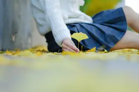 阳光洒下，照片上映照出无与伦比的我们图片