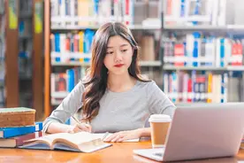 小说：银票纸失窃，捕快潜入营寨，从酒坛上的文字中获得重要线索图片