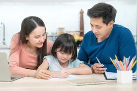 53男孩和熊图片