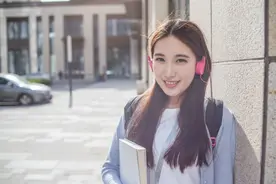 砸碎泥娃娃图片