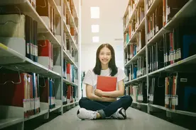 小说：这个帽子属性好高啊，比我头上戴的好多了！图片