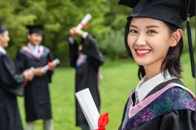 小说：小丫头暗恋学长已久，看到身为教官的他，大胆表白后又秒怂图片