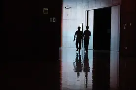 小说：我穿越回过去，看见到媳妇年轻时的样子图片