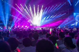 小说：一首《小苹果》席卷广场舞图片