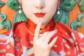 小说：她总是伏低做小，卑微的宛若尘埃，祖母不喜父亲不问图片