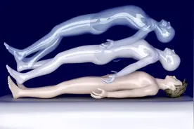 小说：小伙梦见一片黑色的湖泊，醒后发现床上全是水，还是黑色的图片