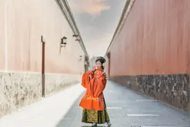 小说：穿越成为古代千金，和好闺蜜的富婆生活日常图片