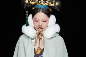 小说：她警告着那人，不要再欺负自己，不然定然不会放过他。图片