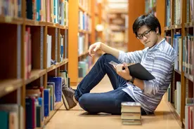 小说：透视眼小伙直奔赌石场，把把开出帝王绿，而一块就价值百亿图片