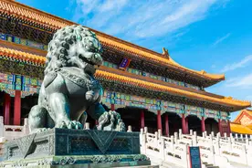 小说：周公瑾火烧赤壁，曹孟德三遭伏兵。华容道关公不忍负义。图片