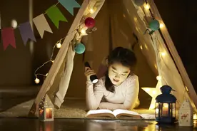 我找出一些虬结的阿物儿，说，看我从前的袜子图片