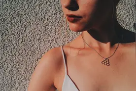 小说：小哥哥故意调戏美女警察姐姐图片