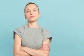 小说：女主只想做个摆烂咸鱼，唯一能激励她的是钱财和美男图片
