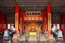 小说：独自一人在荒野中面对暴雨天灾图片
