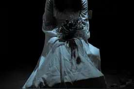 小说：美女和闺蜜看鬼片，出鬼脸时她却按暂停，闺蜜吓得鬼哭狼嚎图片
