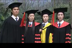 这位妈妈有四位博士，回来看母亲时，母亲已永远的离开了他们！视频封面