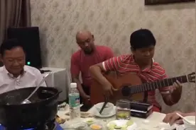 酒桌上大哥拿起吉他，精彩演奏Despacito，你大哥还是你大哥啊！视频封面