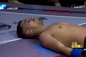 泰拳小侯爷邓泽奇眼角被对手打破，激起怒火后，用KO“报复”对手视频封面