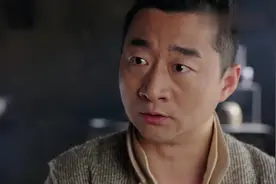 家里来个小女孩，丈夫质问妻子怎么回事，瞬间直接揪着妻子打视频封面