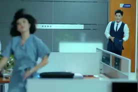 电视剧：一涵一人在办公室跳舞，领导竟宠溺的笑，然后悄悄离开！视频封面