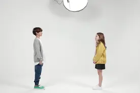 韩国小男孩与美国小女孩第一次相遇对话视频封面