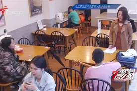 严苛妈妈恨铁不成钢当众逼儿子扔吉他，陌生女孩出言巧妙化解！视频封面
