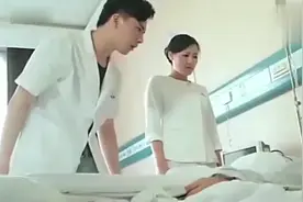 帅气医生不小心按到女病人的一个穴位，接下来的画面没人敢想